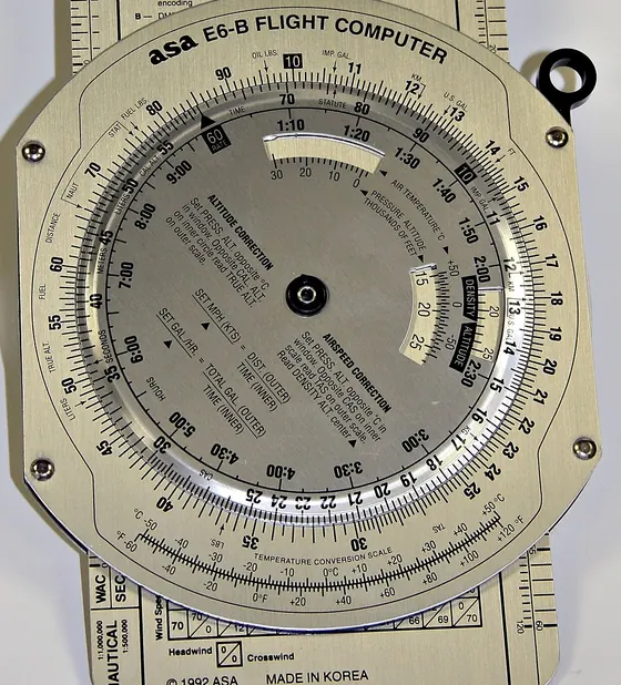 Calculateur de vol E6B en aluminium avec sa règle à calcul circulaire