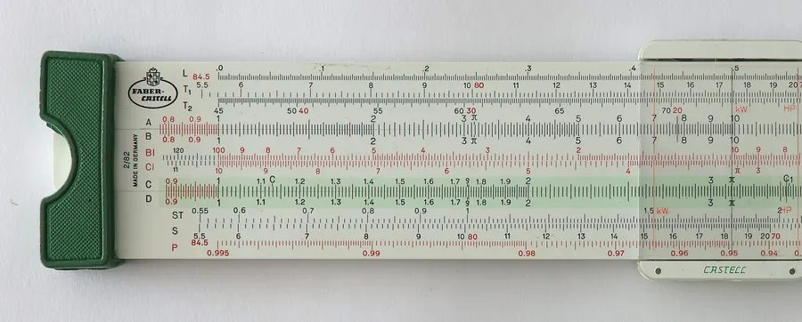 Règle à calcul linéaire Faber-Castell 2/82 avec ses échelles logarithmiques et son curseur transparent